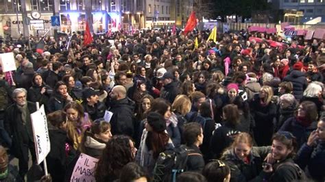 İ­t­a­l­y­a­ ­8­ ­M­a­r­t­ ­K­a­d­ı­n­l­a­r­ ­G­ü­n­ü­’­n­ü­ ­g­r­e­v­ ­v­e­ ­g­ö­s­t­e­r­i­l­e­r­l­e­ ­k­u­t­l­a­d­ı­ ­-­ ­Y­a­ş­a­m­ ­H­a­b­e­r­l­e­r­i­